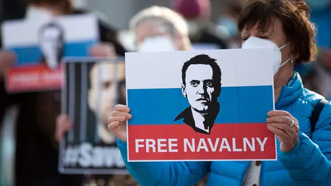 People take part in a protest in support of jailed opposition leader Alexei Navalny in Dusseldorf. Photo: Federico Gambarini/dpa.