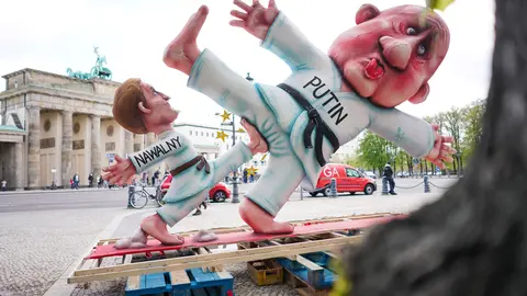 08 May 2021, Berlin: A three-meter-high installation shows Alexei Navalny, a Russian opposition leader, kicking Russian President Vladimir Putin in front of the Brandenburg Gate. Photo: Jörg Carstensen/dpa