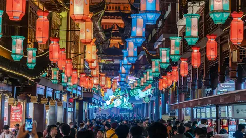 FILED - Tourists and locals walk under traditional Chinese lanterns at the Yuyuan mall during the preparation of the celebration of the Chinese New Year of the rat. Photo: Wang Gang/SIPA Asia via ZUMA Wire/dpa