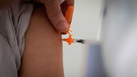 17 April 2021, Portugal, Matosinhos: A woman recevies her dose of the Pfizer-BioNTech COVID-19 vaccination as part of the nationwide mass vaccination of teachers and school staff, 1952 people were vaccinated on the first Saturday. Photo: Teresa Nunes/SOPA Images via ZUMA Wire/dpa