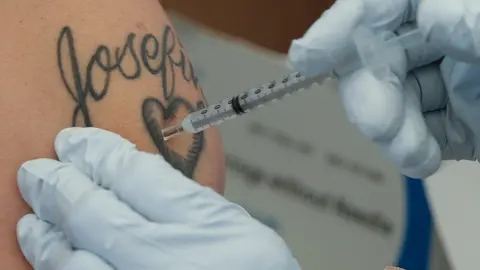 08 May 2021, US, Los Angeles: A person receives a coronavirus (COVID-19) vaccine at a vaccination site held by CHIRLA, the Coalition for Humane Immigrant Rights, and the Mexican Consulate. Photo: Ringo Chiu/ZUMA Wire/dpa