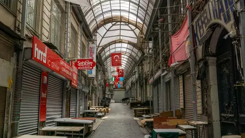 02 May 2021, Turkey, Istanbul: A general view of closed shops at the historical Tahtakale district on the 3rd day of curfew that has been imposed to curb the spreading of coronavirus. Photo: Tolga Ildun/ZUMA Wire/dpa