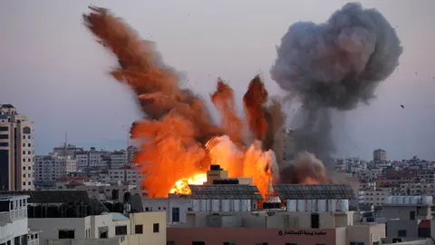 14 May 2021, Palestinian Territories, Gaza City: An explosion caused by Israeli airstrikes is seen at the Ansar compound, amid the escalating flare-up of Israeli-Palestinian violence. Photo: Ashraf Amra/APA Images via ZUMA Wire/dpa