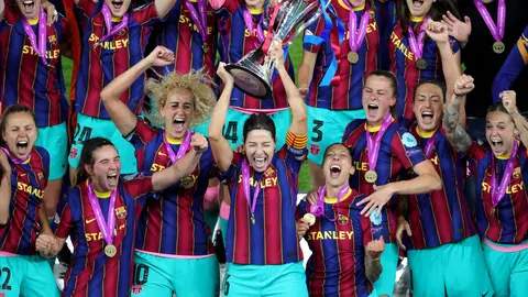 16 May 2021, Sweden, Gothenburg: Barcelona players celebrate victory with the championship's trophy after the end of the UEFA Women's Champions League final soccer match between Chelsea and Barcelona at Gamla Ullevi stadium. Photo: Adam Ihse/PA Wire/dpa