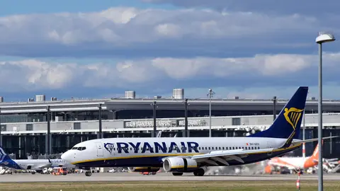 FILED - 03 April 2021, Brandenburg, Schoenefeld: A Boeing 737-8AS of the airline Ryanair lands on the southern runway of Berlin Brandenburg Airport. Ryanair, Europe's largest low-cost airline, landed deep in the red in the past fiscal year due to the impact of the coronavirus pandemic on passenger numbers. Photo: Soeren Stache/dpa-Zentralbild/dpa.