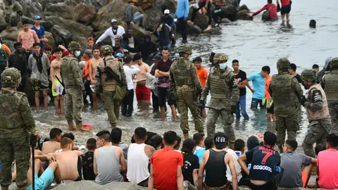18 May 2021, Spain, Ceuta: Spanish army soldiers stand guard during an operation to return migrants who have entered the Spanish enclave of Ceuta. Photo: Antonio Sempere/EUROPA PRESS/dpa