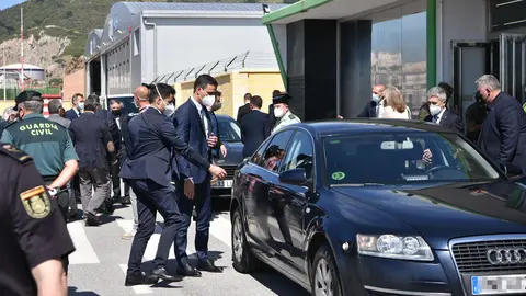 18 May 2021, Spain, Ceuta: Spanish Prime Minister Pedro Sanchez (C) gets into a car upon his arrival in the North African Spanish enclave of Ceuta amid signs of a crisis, after nearly 7,000 people managed to reach the border fence when Moroccan officials suddenly suspended security controls. Photo: Antonio Sempere/EUROPA PRESS/dpa