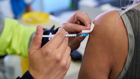 19 May 2021, Spain, Madrid: A health worker injects a woman with a dose of Pfizer/Biontech's coronavirus (COVID-19) vaccine at the Wanda Metropolitano. Photo: A. Pérez Meca/EUROPA PRESS/dpa