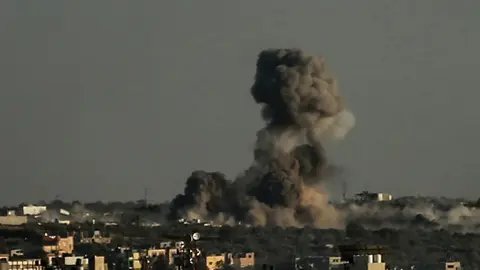 19 May 2021, Palestinian Territories, Gaza City: Smoke billows above buildings following an Israeli air-strike, amid the escalating flare-up of Israeli-Palestinian violence. Photo: Bashar Taleb/APA Images via ZUMA Wire/dpa