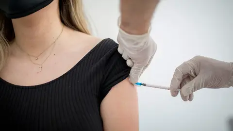 13 May 2021, Greece, Milos: Eleni Zervaki, a 26-year-old resident of the island of Milos, receives a dose of the Pfizer/BioNTech coronavirus vaccine at a vaccination centre. Photo: Socrates Baltagiannis/dpa