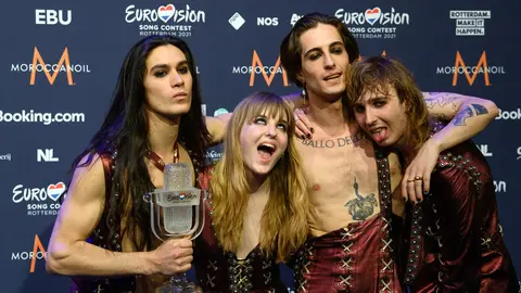 23 May 2021, Netherlands, Rotterdam: (L-R) Guitarist Ethan, bassist Victoria, singer Damiano and guitarist Thomas of the band Maneskin from Italy celebrate after winning the Eurovision Song Contest 2021 in the Netherlands. Rock band Maneskin won with the song Zitti E Buoni, thanks to a major boost of votes from the public, ending a 31-year drought for Italy. Photo: Soeren Stache/dpa-Zentralbild/dpa