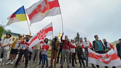 23 May 2021, Ukraine, KieV: Demonstrators hold Belarusian flags during a rally calling for the release of Roman Protasevich, a Belarusian journalist and opposition activist arrested in Belarus, outside the Ukrainian Foreign Ministry. Photo: -/Ukrinform/dpa