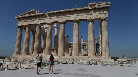 25 May 2021, Greece, Athens: Tourists visit the Acropolis of Athens. Greece launched its tourism season last week. Photo: Aristidis Vafeiadakis/ZUMA Wire/dpa