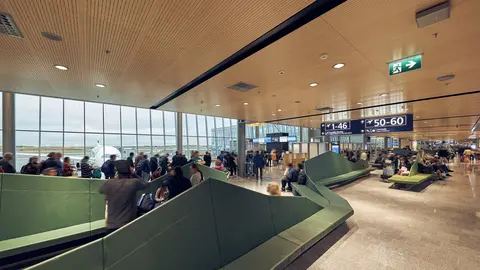 Passengers at Helsinki airport. Photo: Finavia.