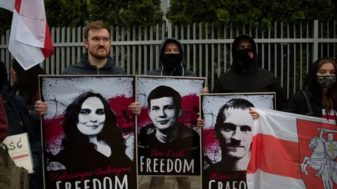 25 May 2021, Poland, Warsaw: Demonstrators hold portraits of Belarusian political prisoners during a protest in front of the embassy of Belarus to demand freedom for political prisoners detained in Belarus after the arrest of Roman Protasevich, a prominent Belarusian opposition Journalist. Photo: Aleksander Kalka/ZUMA Wire/dpa