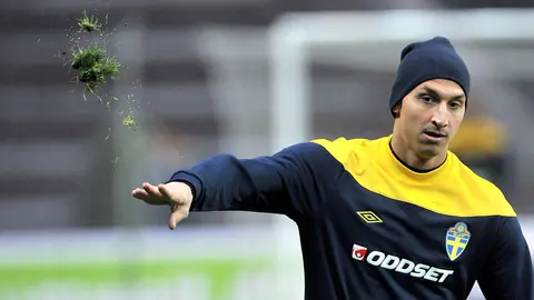 FILED - 15 October 2012, Berlin: Sweden's national team striker Zlatan Ibrahimovic is pictured during a training of the Swedish national soccer team prior to their qualification match against Germany at the Olympic Stadium. Ibrahimovic has been fined 50,000 euros (61,000 dollars) for holding a financial stake in a betting company in breach of UEFA rules, the European football governing body said Wednesday. Photo: picture alliance / dpa