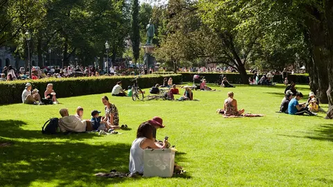 Helsinki residents enjoying the sun in a park in Esplanadi avenue (Helsinki). Photo: Angelo Giordano/Pixabay.