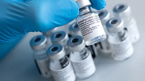 FILED - 10 January 2021, Bavaria, Pfaffenhofen an der Ilm: A health worker holds a Biontech and Pfizer coronavirus (Covid-19) vaccine vial during a vaccination campaign. The coronavirus vaccine produced by BioNTech/Pfizer can be used for children aged 12 and up, according to the European Medicines Agency (EMA) regulatory body. Photo: Sven Hoppe/dpa/dpa-tmn