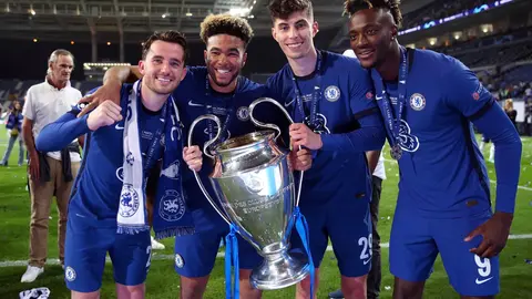 29 May 2021, Portugal, Porto: (L-R) Chelsea's Ben Chilwell, Reece James, Kai Havertz and Tammy Abraham celebrate with the trophy after wining the UEFA Champions League final soccer match against Manchester City at the Estadio do Dragao. Photo: Nick Potts/PA Wire/dpa.