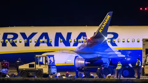 30 May 2021, Berlin: Federal police check the aircraft after an unscheduled landing of a Ryanair plane at Berlin Brandenburg Airport Willy Brandt (BER). Photo: Christophe Gateau/dpa