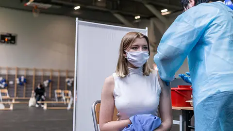 01 June 2021, Poland, Wroclaw: A woman receives a coronavirus vaccine jab during a vaccination campaign. Poland will launch vaccinations of children aged 12-15 on 07 June 2021, the government's vaccination official Michal Dworczyk said on Tuesday. Photo: Krzysztof Kaniewski/ZUMA Wire/dpa
