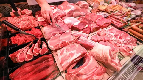 Different types of pork and beef are on a meat counter in a supermarket.
FILED - Verschiedene Sorten Schweinefleisch und Rindfleisch liegen in einer Fleischtheke in einem Supermarkt. Da greifen viele Leute gern zu: Aber insgesamt essen die Menschen in Deutschland inzwischen etwas weniger Fleisch. Photo: Jan Woitas/dpa-Zentralbild/ZB