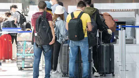 01 June 2021, Hessen, Frankfurt_Main: Passengers walk through the reopened Terminal 2 at Frankfurt Airport. Photo: Boris Roessler/dpa