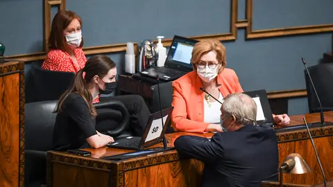 Minister of Employment Tuula Haatainen (R), with Prime Minister Sanna Marin (L) talking with the former Prime Minister Antti Rinne in Parliament. Photo: Kimmo Brandt/Eduskunta.