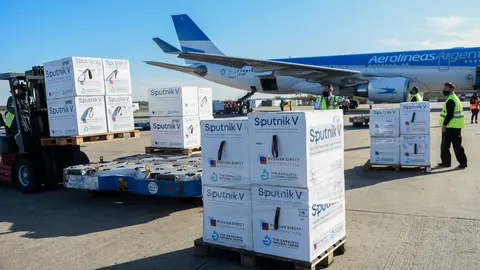 HANDOUT - 26 May 2021, Argentina, Buenos Aires: A new shipment of about 470 000 doses of the Russian Coronavirus vaccine Sputnik V is unloaded from an aircraft of the Argentinian airline Aerolineas Argentinas. Photo: ---/Presidencia Argentina/dpa - ACHTUNG: Nur zur redaktionellen Verwendung und nur mit vollständiger Nennung des vorstehenden Credits