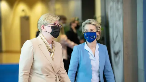 HANDOUT - 03 June 2021, Belgium, Brussels: European Commission President Ursula von der Leyen (R) receives Lithuanian Prime Minister Ingrida Simonyte ahead of a meeting at EU headquarters. Photo: Xavier Lejeune/European Commission/dpa - ATTENTION: editorial use only and only if the credit mentioned above is referenced in full