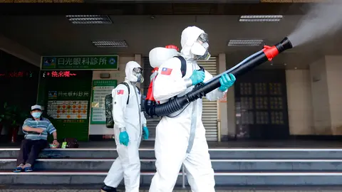 02 June 2021, Taiwan, Taipei: Chemical troops disinfect public areas of Wanhua District, a zone that has been affected by the community transmission of COVID-19, as domestic cases and deaths have risen. Taiwan has been facing a shortage of vaccines supply amid a serious outbreak of COVID-19 that jeopardises the economy and medical systems. Photo: Daniel Ceng Shou-Yi/ZUMA Wire/dpa