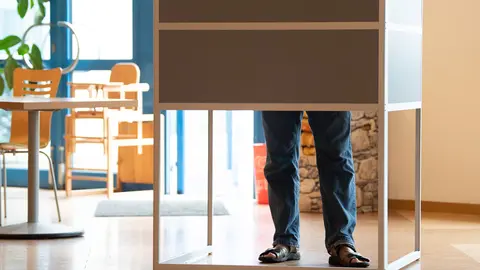 06 June 2021, Saxony-Anhalt, Magdeburg: A voter stands in a polling booth as he casts his ballot at a polling station during the state parliament election in Saxony-Anhalt, the last state election before the federal election in September 2021. Photo: Sebastian Kahnert/dpa-Zentralbild/dpa