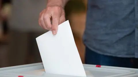 06 June 2021, Saxony-Anhalt, Magdeburg: A voter casts his ballot in a ballot box at a polling station during the state parliament election in Saxony-Anhalt, the last state election before the federal election in September 2021. Photo: Sebastian Kahnert/dpa-Zentralbild/dpa