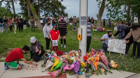 07 June 2021, Canada, London: People attend a memorial at the location where a family of five was hit by a driver, in London, Ontario. Four of the members of the family died and one is in critical condition. A 20-year-old male has been charged with four counts of first-degree murder and a count of attempted murder in connection with the crime. Photo: Brett Gundlock/The Canadian Press via ZUMA/dpa