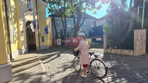Prime Minister Esonia Kaja Kallas, on her way to work by bicycle.. Photo: Twitter/@kajakallas.