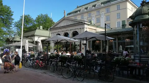 A crowded terrace in downtown Helsinki in the afternoon, before curfew. Photo: Foreigner.fi.