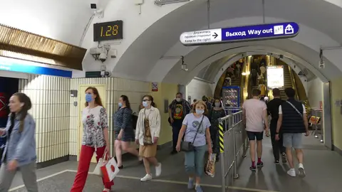 09 June 2021, Russia, Saint Petersburg: Commuters walk at Nevskiy Prospekt Metro Station. Daily new infections of the coronavirus in all of Russia hit another peak at 10,400, the highest caseload since mid-March. Photo: Julia Mineeva/TheNEWS2 via ZUMA Wire/dpa