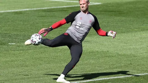 01 June 2021, Austria, Innsbruck: Denmark's Kasper Schmeichel takes part in a training session for Denmark national soccer team ahead of Wednesday's international friendly soccer match against Germany, held in preparation for the the UEFA EURO 2020 championship. Photo: Christian Charisius/dpa