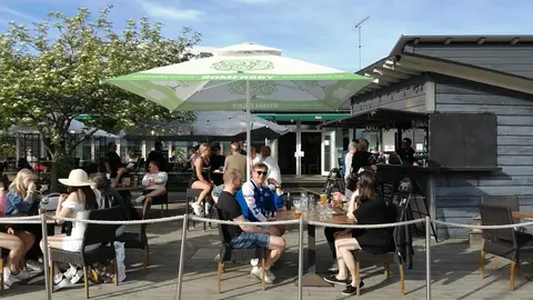 Customers enjoying a bar terrace in Järvenpää. Photo: Foreigner.fi.