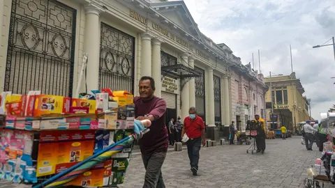 09 June 2021, El Salvador, San Salvador: A man pushes a kart with various items for sale passes by a building of the Central Reserve Bank. El Salvador's Congress approved the digital currency Bitcoin as a legal tender, meanwhile, Salvadoran President Nayib Bukele announced the country will move into creating Bitcoin mining hubs with the country's geothermal infrastructure. Photo: Camilo Freedman/SOPA Images via ZUMA Wire/dpa