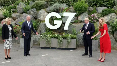HANDOUT - 10 June 2021, United Kingdom, Carbis Bay: (L-R) US First Lady Jill Biden, US President Joe Biden, UK Prime Minister Boris Johnson, and his wife Carrie Johnson, stand in front of the G7 sign in Carbis Bay Cornwall. The G7 Summit will be held from 11 to 13 June. Photo: Andrew Parsons/No10 Downing Street/dpa - ATTENTION: editorial use only and only if the credit mentioned above is referenced in full
