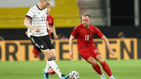 02 June 2021, Austria, Innsbruck: Germany's Niklas Suele (L) and Denmark's Christian Eriksen fight for the ball during the International Friendly soccer match between Germany and Denmark at Tivoli Stadium. Photo: Christian Charisius/dpa