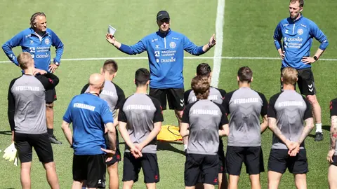 01 June 2021, Austria, Innsbruck: Denmark's head Coach Kasper Hjulmand (C) speaks to his players during a training session for Denmark national soccer team ahead of Wednesday's international friendly soccer match against Germany, held in preparation for the the UEFA EURO 2020 championship. Photo: Christian Charisius/dpa