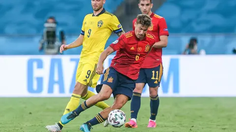 14 June 2021, Spain, Seville: Spain's Marcos Llorente (C) plays the ball in front of Sweden's Marcus Berg during the UEFA EURO 2020 Group E soccer match between Spain and Sweden at La Cartuja Stadium. Photo: Cezearo De Luca/dpa