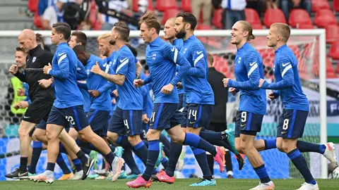 The Finnish team warming up before the game against Denmark. Photo: Twitter/@EURO2020.