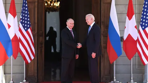 HANDOUT - 16 June 2021, Switzerland, Geneva: Russian President Vladimir Putin (L) shakes hands with US President Joe Biden prior to their meeting. Photo: -/Kremlin/dpa - ATTENTION: editorial use only and only if the credit mentioned above is referenced in full