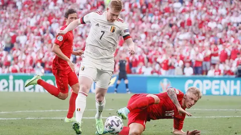 17 June 2021, Denmark, Copenhagen: Belgium's Kevin De Bruyne (C) and Denmark's Daniel Wass fight for the ball during the UEFA EURO 2020 Group B soccer match between Denmark and Belgium at Parken stadium. Photo: Bruno Fahy/BELGA/dpa.