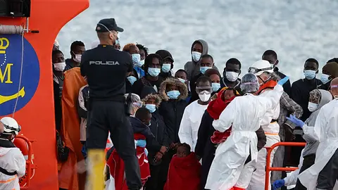 17 June 2021, Spain, Fuerteventura: Migrants arrive ashore after the Salvamar Mizar vessel rescued a boat of 56 sub-Saharan migrants, including two babies and possibly a pregnant woman. Photo: Europa Press/EUROPA PRESS/dpa