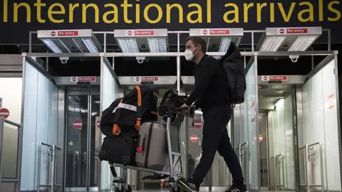 07 June 2021, United Kingdom, Gatwick: Passengers arrive at Gatwick Airport, before Tuesday's 4am requirement for travellers arriving from Portugal to quarantine for 10 days comes into force. Photo: Kirsty O'connor/PA Wire/dpa
