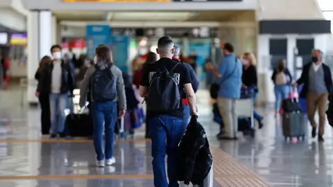 21 May 2021, Italy, Rome: Passengers walk in Fiumicino Airport as Italy has been on a gradual easing course for weeks while coronavirus infection levels fall. Photo: Cecilia Fabiano/LaPresse via ZUMA Press/dpa